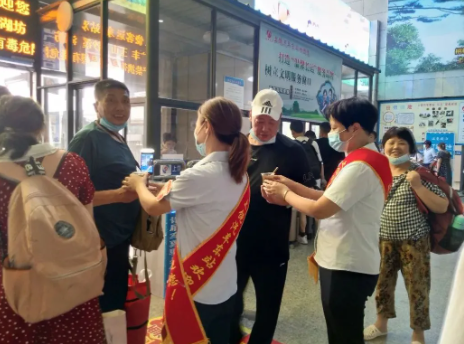 上饒汽運(yùn)東站為一線職工、旅客送清涼