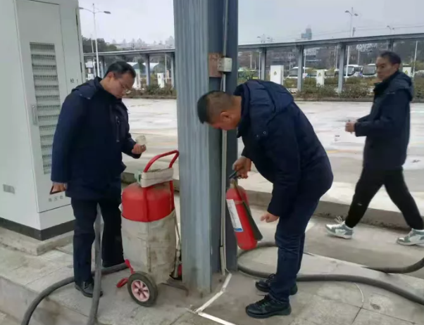 1月29日，南昌市迎來2022年第一場降雪。為進一步防范雨、雪、冰凍等惡劣天氣對道路旅客運輸?shù)牟焕绊?，避免各項安全生產(chǎn)事故，都市城際公交成立了四個安全檢查組一早趕赴現(xiàn)場，對各單位應(yīng)對雨、雪寒潮天氣安全防范責(zé)任、防范措施的落實情況進行督導(dǎo)檢查。檢查組重點對車輛安全例檢操作流程、車輛安全技術(shù)狀況，駕駛員從業(yè)資格證以及車輛