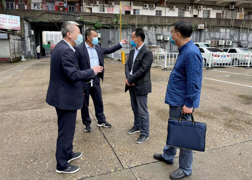 穆孫祥一行深入長運(yùn)出租、都市城際公交青山客運(yùn)分公司、加油站督導(dǎo)疫情防控工作