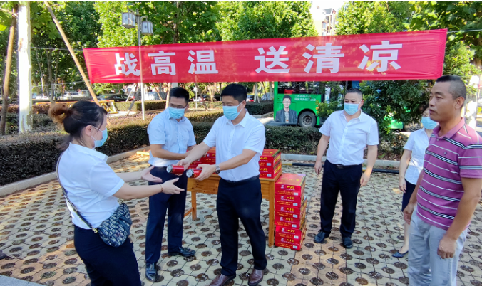 占梁慰問鷹潭長運、鷹潭公交一線職工  肖良芝陪同