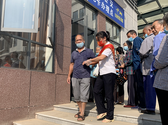 上饒汽運(yùn)  德興鎮(zhèn)村公交積極開展敬老卡、愛心卡年審工作