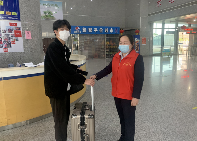 都市城際公交：站、車聯(lián)手尋失物 旅客領(lǐng)回樂開花