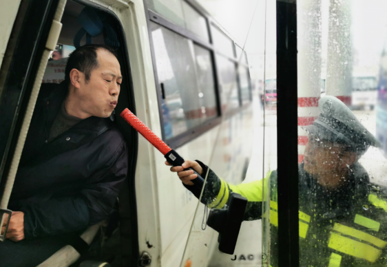 九江長運(yùn)  武寧縣交警大隊突擊檢查武寧客運(yùn)站