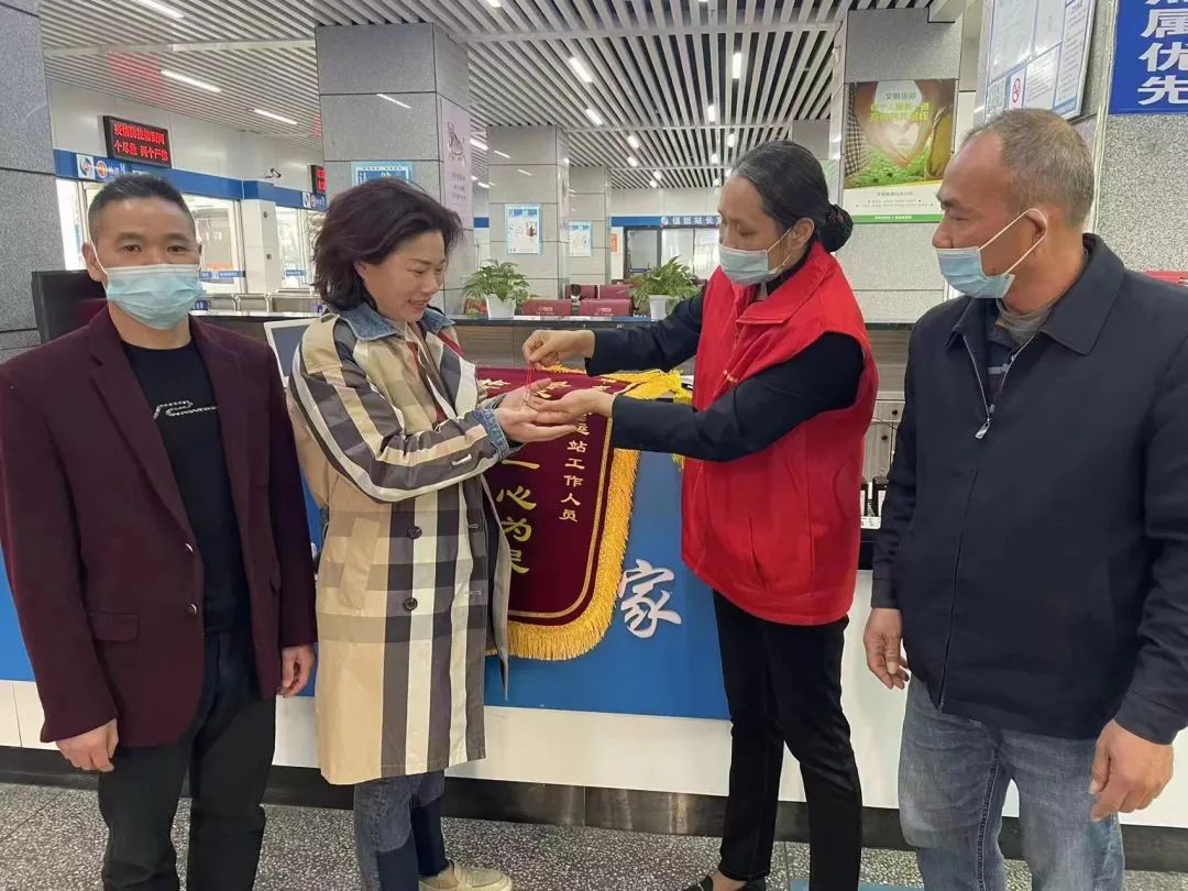 都市城際公交:誠實可信美名揚 拾金不昧品德高