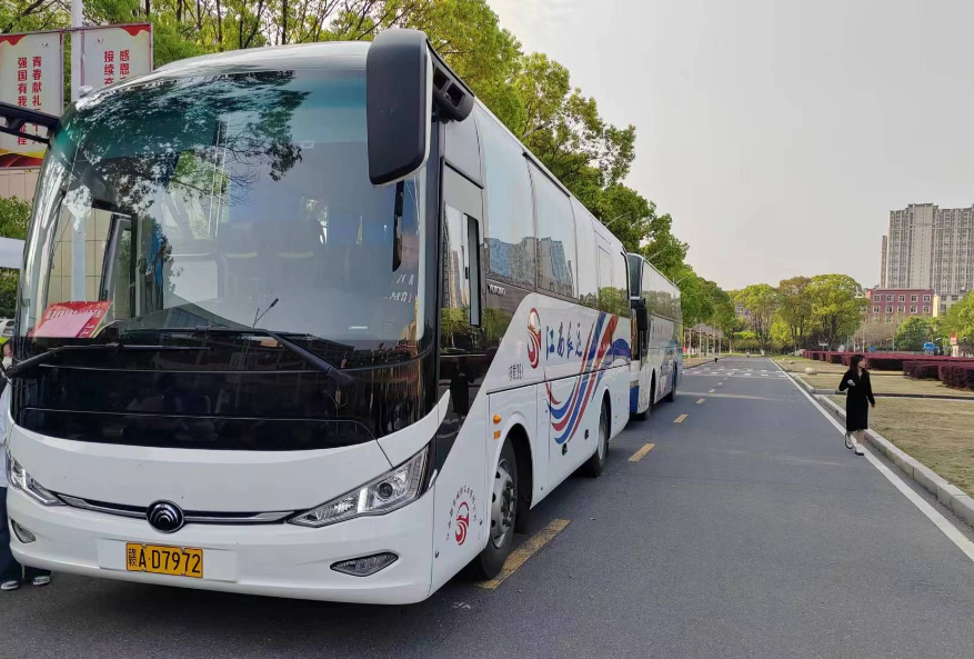 都市城際公交:暢行護(hù)航 客運包車忙
