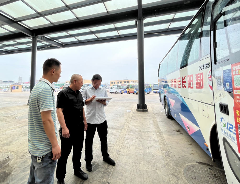 鄱陽(yáng)長(zhǎng)運(yùn):開展車輛安全檢查 筑牢安全防線