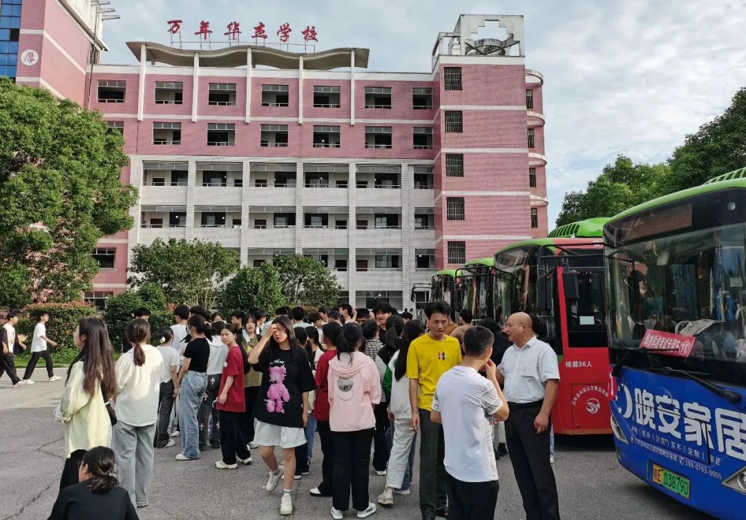 上饒汽運 萬年公交圓滿完成學(xué)業(yè)水平測試運輸業(yè)務(wù)