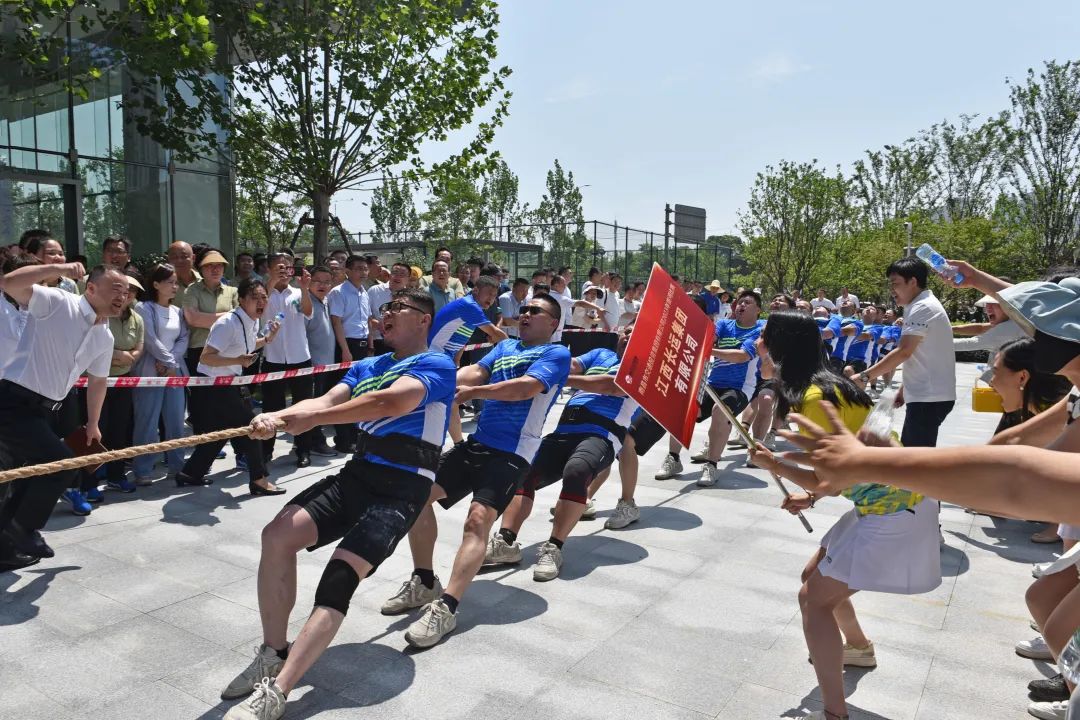 江西長(zhǎng)運(yùn)參加南昌交投集團(tuán)拔河比賽首戰(zhàn)告捷  劉磊到場(chǎng)助威、占梁帶隊(duì)