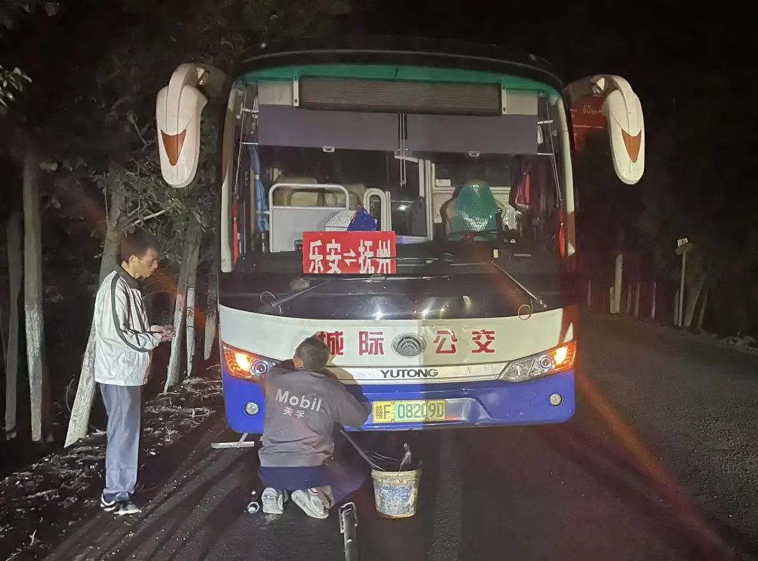 撫州長運(yùn):公交車夜間拋錨 搶修小組緊急搶修