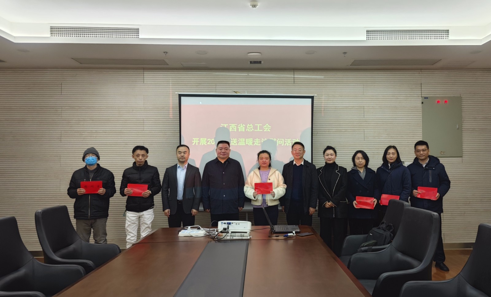 江西省總工會領(lǐng)導走訪慰問公司困難職工 劉磊陪同