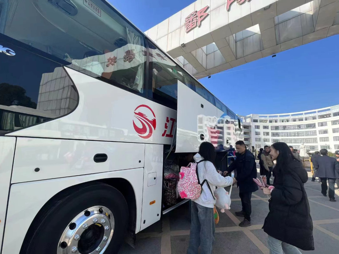 鄱陽長運(yùn):開通學(xué)子返鄉(xiāng)直通車 精準(zhǔn)護(hù)航學(xué)子回家路
