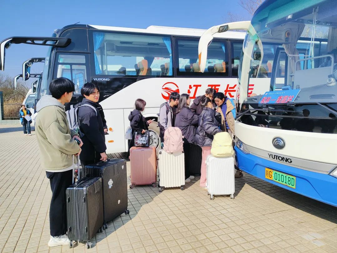 九江長(zhǎng)運(yùn)：校園直通車(chē)開(kāi)到校門(mén)口