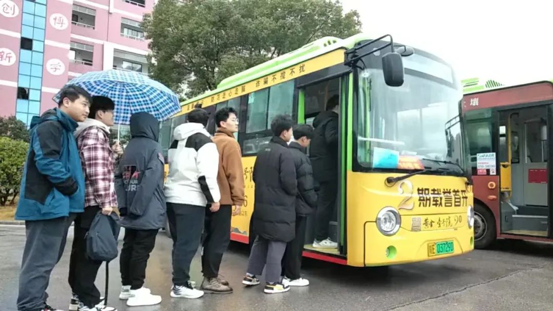 上饒汽運(yùn):萬(wàn)年公交圓滿(mǎn)完成七省聯(lián)考運(yùn)輸業(yè)務(wù)