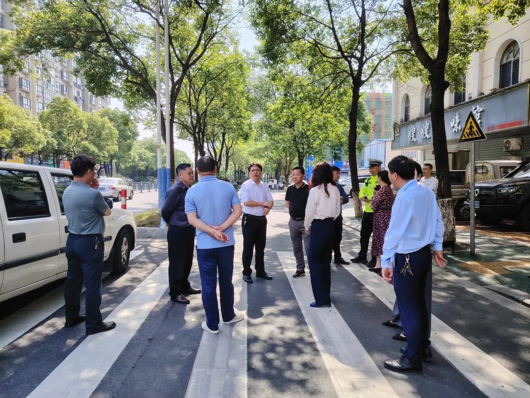 新余公交 新余市政府領導現(xiàn)場調研公交站點設置工作