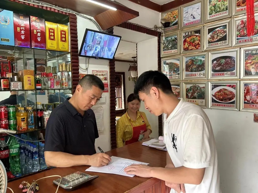 長運(yùn)物業(yè):檢查管轄區(qū)域店鋪經(jīng)營餐飲場(chǎng)所用氣安全情況