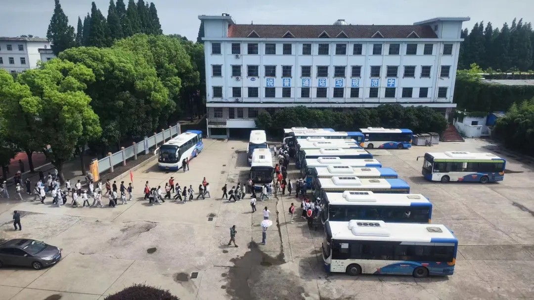 馬鞍山長客:護航姑溪初級中學師生體育拉練活動
