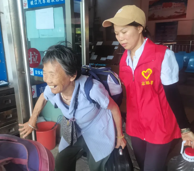 吉安長(zhǎng)運(yùn):乘車遇到紅馬甲 老人臉上笑開花