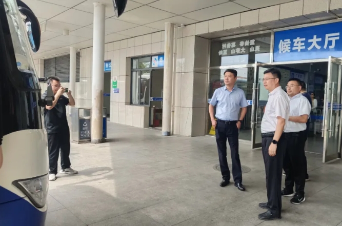 上饒市副市長郭峰一行深入上饒汽運(yùn)汽車東站調(diào)研“站點巴士”景區(qū)直通車工作