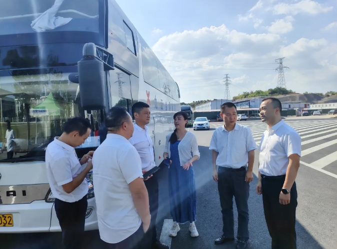 劉磊、占梁督導(dǎo)九江長(zhǎng)運(yùn)校園直通車工作