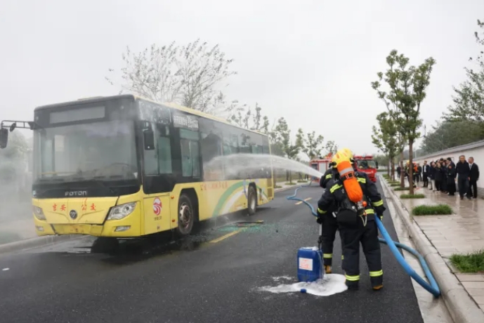 吉安公司：開展公交車應(yīng)急逃生滅火救援實(shí)戰(zhàn)演練活動