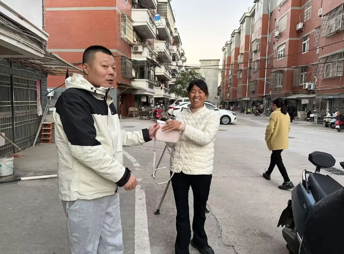 暖新聞 || 鄱陽(yáng)長(zhǎng)運(yùn):車站傳遞溫暖 愛心接力送 “包” 歸