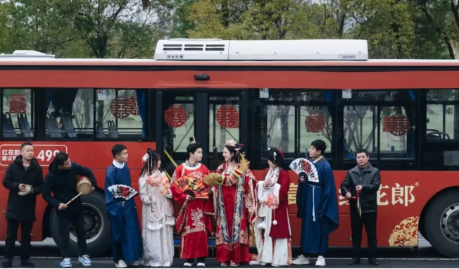 新余公交:公交車變身婚車 開(kāi)往“下一站幸?!? onmousewheel=