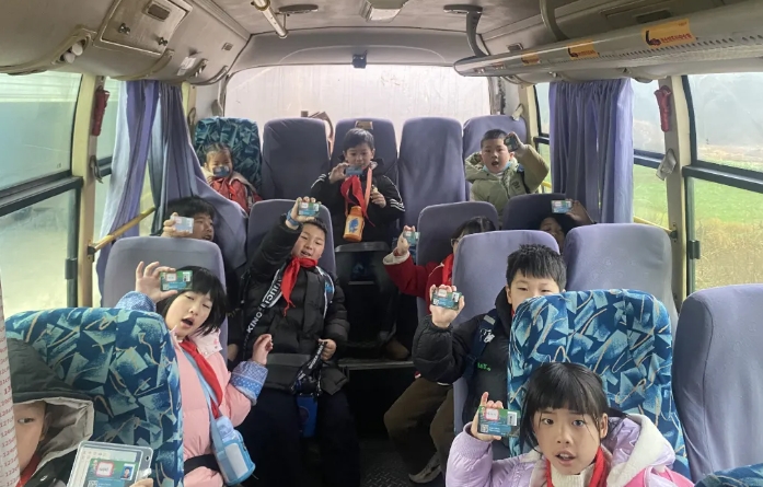 上饒汽運(yùn):鎮(zhèn)村公交學(xué)生乘車(chē)卡上線(xiàn) 獲家長(zhǎng)好評(píng)