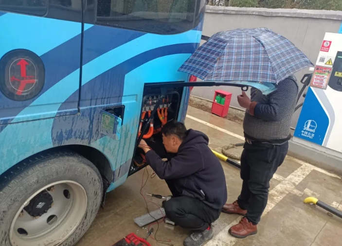 九江長運(yùn)緊急馳援 三小時(shí)修復(fù)故障電車